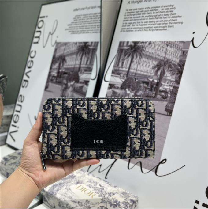 2025228Y 220P182144245